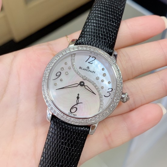 实拍 AW厂 Blancpain-宝珀女装系列复杂功能腕表共镶有152颗美钻。其中的108颗钻石镶嵌于36.8毫米的红金表壳之上。钻石紧密交织为两圈,错落有致,与品牌的标志性双层表圈设计相互呼应。表冠上亦镶有精致美钻,尽现腕表的华美雅致。 实拍 AW厂 Blancpain-宝珀女装系列复杂功能腕表共镶有152颗美钻。其中的108颗钻石镶嵌于36.8毫米的红金表壳之上。钻石紧密交织为两圈,错落有致,与品牌的标志性双层表圈设计相互呼应。表冠上亦镶有精致美钻,尽现腕表的华美雅致。