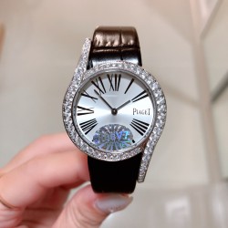 实拍 新推出黑色牛皮表带 伯爵 全新Piaget Lime light系列腕表，以其独特的造型，引领着时尚界的风潮，更是邀请到国际巨星巩俐倾情代言，必将成为伯爵品牌全新的识别69式印，瑞士石英32mm 白金电度 最好的T钻一比一品质。