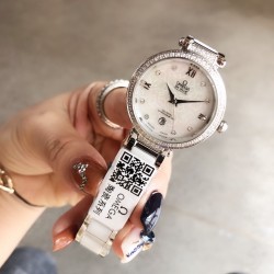 OMEGA-欧米茄 最新碟飞系列女士腕表，将华丽与经典融合，创造出惊艳巨作，表盘清新淡雅，色彩的格调将华丽装点腕间，悦享浪漫之感，316精钢表壳，进口石英机芯，高端间陶瓷表带，尺寸：32mm，魅力彰显，惊艳四座
