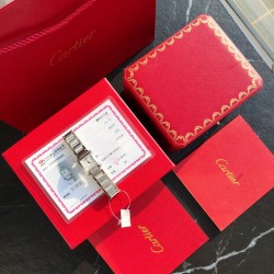 现货！卡家坦克真钻小表，表径25mm*20mm，原装瑞士石英机芯 ，表盘镶嵌11颗VS1.2天然真钻！经过中国GTC检测机构权威认证！给我们的钻表提供坚实有力的保障！卡地亚坦克Tank 系列腕表最早诞生于1917年，其设计理念源自于法国威龙坦克的平行切面，坦克履带形状演化而成的条钢设计，再搭配罗马数字时标，复古而不失内敛。目前出的版本已经是市场最顶配！一些专业玩表的玩家从细节就可以看到！正品完全拆解开模！并用原厂机芯真钻904钢材质！高端奢华。