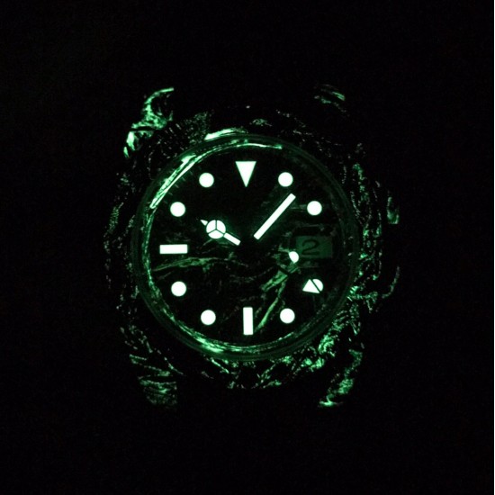 劳力士Rolex Daytona翡翠夜光全碳纤维GMT横空出世 这款获得天文台认证的首款全碳纤维GMT搭载2836全自动机械 蓝宝石抗刮损水晶镜面 碳纤维字面 完美复刻 原装同步橡树胶带 原装扣 更加柔软舒适 方便佩戴 爱不释手的劳力士GMT 品不完的一劳永逸!!! 劳力士Rolex Daytona翡翠夜光全碳纤维GMT横空出世 这款获得天文台认证的首款全碳纤维GMT搭载2836全自动机械 蓝宝石抗刮损水晶镜面 碳纤维字面 完美复刻 原装同步橡树胶带 原装扣 更加柔软舒适 方便佩戴 爱不释手的劳力士GMT 品不完的一劳永逸!!!