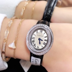 实拍 Cartier HYPNOSE系列腕表卡地亚椭圆双环交叠，演绎卡地亚柔美细腻的标志性风格。腕表灵动深邃，玫瑰金表壳镶嵌明亮式切割圆钻，太阳纹放射效果的表盘与剑形蓝钢指针，搭配鳄鱼皮带   典雅又唯美，再随机配送一条牛皮 30*26mm小号表款，搭配瑞士石英机芯，非常适合女性佩戴。