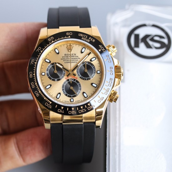 顶级做工KS出品:劳力士 恒动宇宙计时型迪通拿 【尺寸】40MM【表镜】抗刮损蓝水晶玻璃 防反光凸透式放大日历窗【表壳】上链表冠,旋入式三扣锁三重防水系统【机芯】采用7750机芯,高效精准稳定【表带】腕表搭配折叠式表扣,且表扣具有微调装置,可以调到非常的贴合手腕 折叠扣 超强夜光 防水大于100米 顶级做工KS出品:劳力士 恒动宇宙计时型迪通拿 【尺寸】40MM【表镜】抗刮损蓝水晶玻璃 防反光凸透式放大日历窗【表壳】上链表冠,旋入式三扣锁三重防水系统【机芯】采用7750机芯,高效精准稳定【表带】腕表搭配折叠式表扣,且表扣具有微调装置,可以调到非常的贴合手腕 折叠扣 超强夜光 防水大于100米