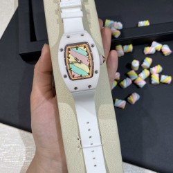 实拍 理查德米勒 RichardMille 糖果棉花糖 最新爆款 bon bon系列最稀有的作品！克服传统工艺打破模式！钟表最受尊敬的技术之一。不是所有人的嫁妆，棉花糖运动曲线和颜色，它们是诱人的。有了理查德米勒，实现了把棉花糖戴在你的手腕上！白色陶瓷加上黄粉绿搪瓷表盘，RM-07柔和的颜色创造了一个组合...甜蜜！糖果店的一次旅行，一个让人难以置信的艺术品。你会戴上它吗？