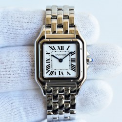 实拍 GF最强女表系列——卡地亚猎豹Panthre de Cartier。华丽而不羁，是Panthre de Cartier猎豹所传达的美学风格。它线条流畅，魅惑动人，柔软服帖于腕间，宛若在肌肤上翩翩起舞。独特的造型彰显成熟优雅、自信动人的女性形象。GF工厂以精湛技艺，原装开模，打造出与正品无异的精美流线表耳，与表壳一体成型。搭载瑞士朗达石英机芯，316L精钢壳套，尺寸：27 x 37毫米，厚度：6毫米，表冠镶嵌一颗合成蓝色尖晶石，镀银表盘，剑形蓝钢指针，100%三度防水。搭配专柜旅行包装物料。