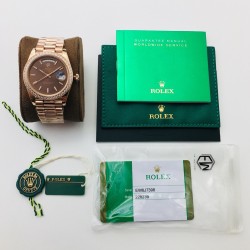 【EW Factory】又添新力作 V2升级版 市场最高版本 劳 力士Rolex星期日志型40MM，精彩细节：1⃣️ 表盘设有18ct金，镶钻石，6及9点钟位置镶方形钻石。2⃣️蚝式表壳结构，一体中层表壳，旋入式底盖及上链表冠。3⃣️结构尺寸厚度同步原装，直径40毫米，厚度为12毫米。4⃣️搭载3255自动上链机芯，快调瞬跳星期日历、做到调时、厚度、结构同步原版。EW匠心之作 欢迎您的品鉴！