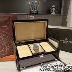百达翡丽运动优雅鹦鹉螺女款腕表P强势来袭！细节说明1⃣️搭配定制版9015机改Cal.324sc自动机芯，动能储存45小时，振频28800每小时！2⃣️316L定制级人体工程学表带！3⃣️腕表尺寸35.2MM，与原装一致！4⃣️镶嵌56颗施华洛世奇水晶钻与正品钻石数量一致 ！5⃣️表镜双面防眩目蓝宝石水晶玻璃。6⃣️字面色泽均与正品一致！“没人能拥有百达翡丽，只不过为下一代保管而已。”优雅大气 完美演绎职场女性的时尚品味，在优雅之余又不失强悍霸气。匠心力作 欢迎您的品鉴！