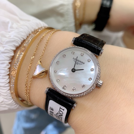 实拍 LONGINES【浪琴】新款女士腕表小巧精致,以钻石装饰、搭配色彩鲜明鳄鱼皮表带,优雅藏在细节里,时尚高雅的来凸显个人风格,优雅地停留在手腕,纯钢表壳,瑞士机芯,蓝宝石镜面, 实拍 LONGINES【浪琴】新款女士腕表小巧精致,以钻石装饰、搭配色彩鲜明鳄鱼皮表带,优雅藏在细节里,时尚高雅的来凸显个人风格,优雅地停留在手腕,纯钢表壳,瑞士机芯,蓝宝石镜面,