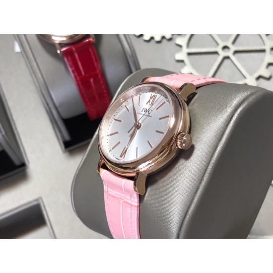 实拍【IWC 2019推出女士全新 Portofino波涛菲诺系列】1⃣️:壳套尺寸34mm/8.8mm采用316精钢材质打磨,每个壳套全程CNC处理所有细节达到完美2⃣️:采用进口日本9015天文台级别经过本厂严格把控 调试 达到零返修稳定性3⃣️:采用瑞士蓝宝石镜面 通透明亮4⃣️字面采用简洁的条丁罗马和表盘十二颗 设计呈现出精致典雅之感5⃣️:表带采用原装快速更换系统 搭配意大利小牛皮皮质柔软细腻:有六种颜色可选(绿色,兰色,黑色,深棕,酒红,粉色)6⃣️:原装表扣采用316精钢材质打磨 实拍【IWC 2019推出女士全新 Portofino波涛菲诺系列】1⃣️:壳套尺寸34mm/8.8mm采用316精钢材质打磨,每个壳套全程CNC处理所有细节达到完美2⃣️:采用进口日本9015天文台级别经过本厂严格把控 调试 达到零返修稳定性3⃣️:采用瑞士蓝宝石镜面 通透明亮4⃣️字面采用简洁的条丁罗马和表盘十二颗 设计呈现出精致典雅之感5⃣️:表带采用原装快速更换系统 搭配意大利小牛皮皮质柔软细腻:有六种颜色可选(绿色,兰色,黑色,深棕,酒红,粉色)6⃣️:原装表扣采用316精钢材质打磨