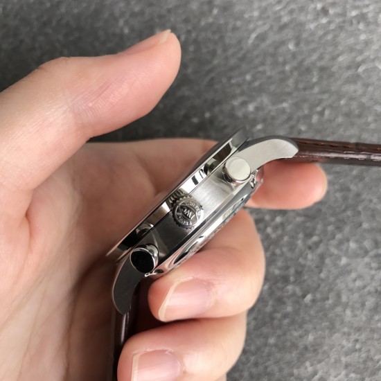 ZF扛鼎新作——IWC万国表葡萄牙系列IW371605腕表(2019年大改款葡计) 【精彩细节】1.精致背透,机芯可一览无余2.新版表扣设计更加舒适精妙3.定制版CAL.69355机芯,无理由实现原装所有功能【表壳】腕表尺寸41mmX13mm1.ZF早已烂熟于胸的万国打磨技艺,实力演绎IWC的原汁原味2.前后两片蓝宝石水晶玻璃,通透无比3.比例和版型经过多次校正,做到与正品一致贴合手腕清新俊逸 品貌非凡ZF出品 必属精品 ZF扛鼎新作——IWC万国表葡萄牙系列IW371605腕表(2019年大改款葡计) 【精彩细节】1.精致背透,机芯可一览无余2.新版表扣设计更加舒适精妙3.定制版CAL.69355机芯,无理由实现原装所有功能【表壳】腕表尺寸41mmX13mm1.ZF早已烂熟于胸的万国打磨技艺,实力演绎IWC的原汁原味2.前后两片蓝宝石水晶玻璃,通透无比3.比例和版型经过多次校正,做到与正品一致贴合手腕清新俊逸 品貌非凡ZF出品 必属精品