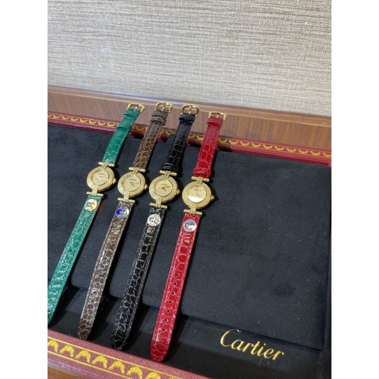 鳄鱼皮新品发布 奢华版满天星镶钻表盘卡地亚小旋风must de小金表vintage中古断货王，性价比高闭眼入。神仙颜值美绝trinity，小孩子才做选择，成年人都是all in![色]表径24mm，超薄厚度5.8mm，搭载瑞士石英机芯，罗马刻度奶油盘，简洁大两针，后镶天然美钻搭配鳄鱼皮表带更奢华超级闪。可仙可盐可甜，精致优雅上手绝美。时尚是一个经典的轮回～说不定今年的复古风，你就是走得最驾轻就熟的一个。推荐指数：⭐⭐⭐⭐⭐