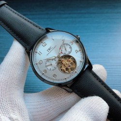 万国 (IWC )  H18 精品男士腕表, ，飞轮精选，魅力不凡，尽显精致细节与高超技艺，搭载多功能全自动机械机芯，顶级316精钢表壳，进口小牛皮表带，矿物质超强镜面，尺寸42*12，尊贵典范，绅士风范，身份的象征，展现你的独特品味！三杰精致推荐男士机械腕表 SJ为你精心打造超真实实物图拍摄