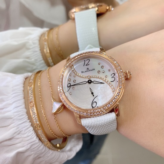 实拍 AW厂 Blancpain-宝珀女装系列复杂功能腕表共镶有152颗美钻。其中的108颗钻石镶嵌于36.8毫米的红金表壳之上。钻石紧密交织为两圈,错落有致,与品牌的标志性双层表圈设计相互呼应。表冠上亦镶有精致美钻,尽现腕表的华美雅致 实拍 AW厂 Blancpain-宝珀女装系列复杂功能腕表共镶有152颗美钻。其中的108颗钻石镶嵌于36.8毫米的红金表壳之上。钻石紧密交织为两圈,错落有致,与品牌的标志性双层表圈设计相互呼应。表冠上亦镶有精致美钻,尽现腕表的华美雅致