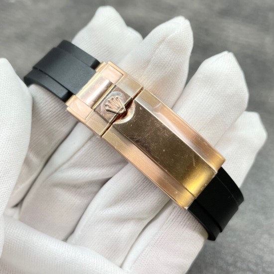 玫金游艇!ROLEX 劳力士 YACHT MASTER 游艇名仕型 116655 运动男表 精钢镀厚玫瑰金表壳 陶瓷表圈 可双向转动 旋入式表冠 蓝宝石镜面有日历放大镜6点位镭射皇冠防伪 橡胶表带 表带侧面有OYSTERFLEX字样雕刻 表带背面有导汗槽 Glidelock折叠保险表扣! 玫金游艇!ROLEX 劳力士 YACHT MASTER 游艇名仕型 116655 运动男表 精钢镀厚玫瑰金表壳 陶瓷表圈 可双向转动 旋入式表冠 蓝宝石镜面有日历放大镜6点位镭射皇冠防伪 橡胶表带 表带侧面有OYSTERFLEX字样雕刻 表带背面有导汗槽 Glidelock折叠保险表扣!