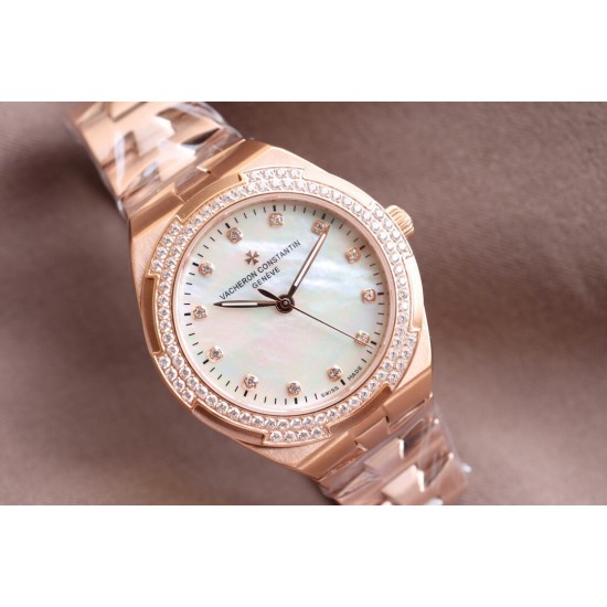 实拍【Vacheron Constantin江诗丹顿】纵横四海系列OVERSEAS女款小号型钢带款——一款极具魅力和旅行精神的女性腕表【表壳】直径36mm适合大部分女性佩戴,84颗圆形切割施华洛水更是钻璀璨夺目 【表盘】简约的大三针设计 旭日纹缎面拉丝的工艺处理 深邃优雅 时标均带白色夜光涂层 【机芯】CITIZEN8系列改Cal.5300机芯(机芯稳定零返修 ) 原装18k纳米镀金质摆陀 实拍【Vacheron Constantin江诗丹顿】纵横四海系列OVERSEAS女款小号型钢带款——一款极具魅力和旅行精神的女性腕表【表壳】直径36mm适合大部分女性佩戴,84颗圆形切割施华洛水更是钻璀璨夺目 【表盘】简约的大三针设计 旭日纹缎面拉丝的工艺处理 深邃优雅 时标均带白色夜光涂层 【机芯】CITIZEN8系列改Cal.5300机芯(机芯稳定零返修 ) 原装18k纳米镀金质摆陀