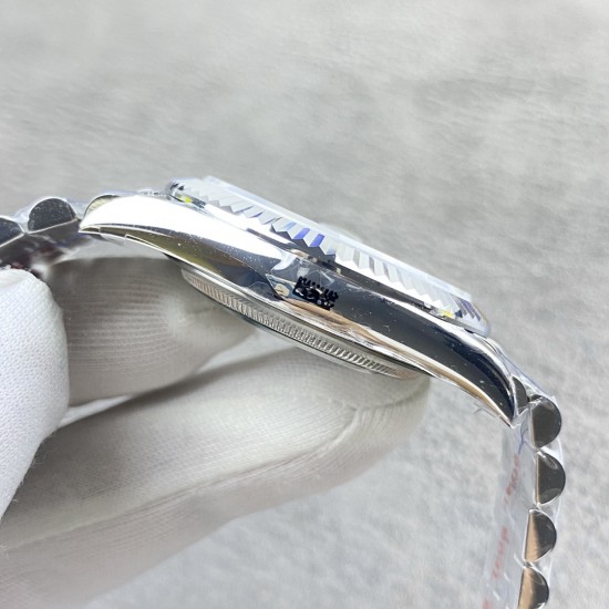 ROLEX 劳力士 蚝式恒动日志型41mm系列腕表,直径41mm,经典的蚝式表壳搭配三角坑纹外圈,把头采用旋入式设计,抗刮损蓝水晶玻璃,防反光凸透式放大(2.5倍)日历窗,隐蔽式摺叠皇冠带扣,矜持有度秀而不媚 恒久优雅! ROLEX 劳力士 蚝式恒动日志型41mm系列腕表,直径41mm,经典的蚝式表壳搭配三角坑纹外圈,把头采用旋入式设计,抗刮损蓝水晶玻璃,防反光凸透式放大(2.5倍)日历窗,隐蔽式摺叠皇冠带扣,矜持有度秀而不媚 恒久优雅!