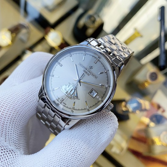 实物拍摄品牌：江诗丹顿 -Vacheron Constantin 最新推出类型：[酷]男士腕表表壳：316精钢（做工优质）表带：进口真牛皮/316精钢（两种可选）机芯：高级定制全自动机械机芯（走时稳定）玻璃：高级强化镀膜镜面尺寸：直径40mm，厚度12.5mm