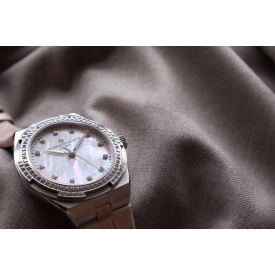 ★实拍 Vacheron Constantin江诗丹顿纵横四海系列OVERSEAS女款小号型2300v/2305v【表壳】表径3610.8mm 同步原装 质感细腻大方 蓝宝石镜面【字面】表盘经旭日纹缎面拉丝工艺处理 深邃优雅 18k金时标均带白色夜光涂层【机芯】CITIZEN8系列改Cal.5300机芯(机芯稳定零返修 )后原装18k纳米镀金质摆陀【表带扣】半马其他十字三片折叠式表扣 进口牛皮表带越欣赏 越懂欣赏 ★实拍 Vacheron Constantin江诗丹顿纵横四海系列OVERSEAS女款小号型2300v/2305v【表壳】表径3610.8mm 同步原装 质感细腻大方 蓝宝石镜面【字面】表盘经旭日纹缎面拉丝工艺处理 深邃优雅 18k金时标均带白色夜光涂层【机芯】CITIZEN8系列改Cal.5300机芯(机芯稳定零返修 )后原装18k纳米镀金质摆陀【表带扣】半马其他十字三片折叠式表扣 进口牛皮表带越欣赏 越懂欣赏