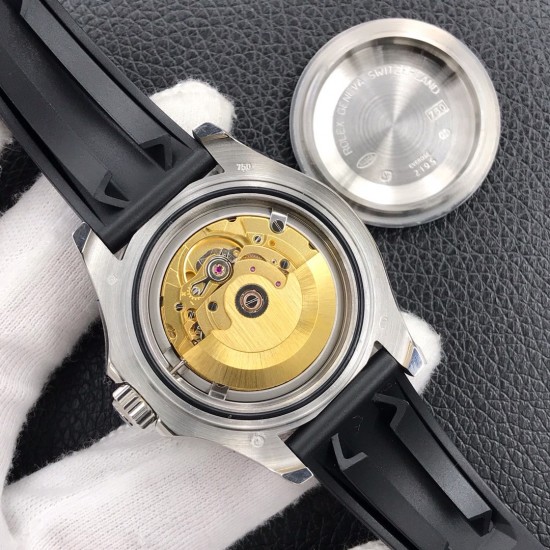 2019新款游艇到货，劳力士ROLEX游艇名仕型 装载2836机芯，双向旋转60分钟刻度外圈配哑黑色Cerachrom陶质圈口，凸显抛光立体数字！新款时针增大，分针缩细，增强了可读性。新款Pyesterflex橡胶表带亦配备蚝式保险扣，人性化二级可剪设计，佩戴稳固从而更加舒适！字面刻度填充进口Chromalight长效果蓝色物料！原装保护胶罩，超级复刻，只有少量，速度要快，动作要帅[机智]现下单外赠一副橡胶表带。