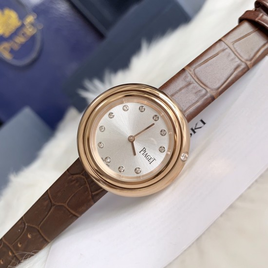 实拍 伯爵-PIAGET 女士腕表 瑞士石英机芯 316L精钢表壳 真牛皮表带 尺寸34*8mm 蓝宝石玻璃镜面 简约的设计,大胆而多彩的配色,以及旋转表圈是伯爵品牌 Possession腕表的特质所在。通过品牌制表师们天马星空的创意,将各个亮色的表带与贵金属、钻石、精钢材质相融,通过圆形盘面的演绎,令全新的 Possession腕表越发闪耀夺目,给人眼前一亮之感。 实拍 伯爵-PIAGET 女士腕表 瑞士石英机芯 316L精钢表壳 真牛皮表带 尺寸34*8mm 蓝宝石玻璃镜面 简约的设计,大胆而多彩的配色,以及旋转表圈是伯爵品牌 Possession腕表的特质所在。通过品牌制表师们天马星空的创意,将各个亮色的表带与贵金属、钻石、精钢材质相融,通过圆形盘面的演绎,令全新的 Possession腕表越发闪耀夺目,给人眼前一亮之感。