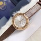 实拍 伯爵-PIAGET 女士腕表 瑞士石英机芯 316L精钢表壳 真牛皮表带 尺寸34*8mm 蓝宝石玻璃镜面 简约的设计,大胆而多彩的配色,以及旋转表圈是伯爵品牌 Possession腕表的特质所在。通过品牌制表师们天马星空的创意,将各个亮色的表带与贵金属、钻石、精钢材质相融,通过圆形盘面的演绎,令全新的 Possession腕表越发闪耀夺目,给人眼前一亮之感。 实拍 伯爵-PIAGET 女士腕表 瑞士石英机芯 316L精钢表壳 真牛皮表带 尺寸34*8mm 蓝宝石玻璃镜面 简约的设计,大胆而多彩的配色,以及旋转表圈是伯爵品牌 Possession腕表的特质所在。通过品牌制表师们天马星空的创意,将各个亮色的表带与贵金属、钻石、精钢材质相融,通过圆形盘面的演绎,令全新的 Possession腕表越发闪耀夺目,给人眼前一亮之感。