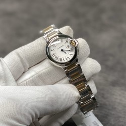 卡地亚蓝气球大号 28mm女款石英！间金款！v6厂 一款深的正品精髓的一款腕表！认准细节很重要 指针是烧蓝钢指针 玻璃不单单只是蓝宝石，在这个基础上还要做折射 月牙那里还要做一个斜坡 这些都是原装才有的细节 我这里做到了 很美 很亮 专柜的品质 有钢带和牛皮以及鳄鱼皮 三种皮可供选择 出货实拍