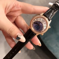 积家约会系列月相腕表延续了约会系列的独特美学，以珍珠母贝打造一轮皎洁明月，伴以钻石镶饰的璀璨星光，衬于深邃的蓝天表盘之上，可谓“晃所有人的眼，露自己的脸”，将女士的优雅浪漫萦绕腕间，俘获了芳心无数。进口石英机芯，蓝宝石镜面，原装折叠扣，表盘宽34mm，厚9mm。
