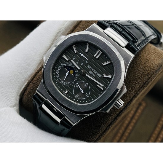 【PFF Factory2021牛年力作】V2升级版 【市场最高品质版本】百达.翡丽Patekphilippe运动系列(鹦鹉螺)5724(霸道总裁)升级版!1⃣️所有功能同正品(10字位动能显示,7字位日历和月相 4字位小秒针),和原装一样的带水平压纹图案,带荧光刻度 !2⃣️直径40毫米,904L精钢镀金,蓝宝石玻璃镜面。3⃣️5722和5724款的外钻为施华洛世奇钻,通透闪亮,气质非凡。在目前技术范畴内尽可能接近原装,此款腕表可以让您驾驭所有场合!PFF匠心之作 欢迎您的品鉴! 【PFF Factory2021牛年力作】V2升级版 【市场最高品质版本】百达.翡丽Patekphilippe运动系列(鹦鹉螺)5724(霸道总裁)升级版!1⃣️所有功能同正品(10字位动能显示,7字位日历和月相 4字位小秒针),和原装一样的带水平压纹图案,带荧光刻度 !2⃣️直径40毫米,904L精钢镀金,蓝宝石玻璃镜面。3⃣️5722和5724款的外钻为施华洛世奇钻,通透闪亮,气质非凡。在目前技术范畴内尽可能接近原装,此款腕表可以让您驾驭所有场合!PFF匠心之作 欢迎您的品鉴!