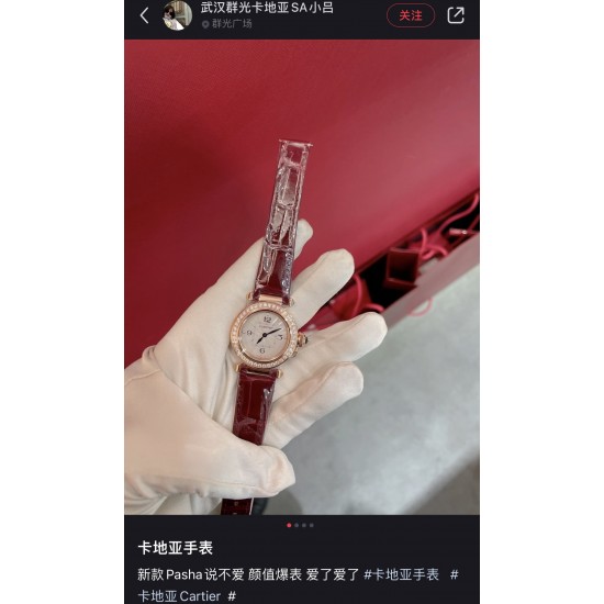 2022情人节首推[玫瑰]卡地亚新款Pasha 帕莎系列 全新直径30mm ，设计别具一格 “不以规矩，也能各现方圆” 圆中见方，方形分钟轨搭配圆润表盘对立元素巧妙演绎和谐美感，全新镶嵌表冠，短链固定旋入式表冠盖，隐藏一颗蓝色尖晶石，尽显匠心格调。35毫米表款（女款中号）30毫米表款（超Q女款小号）进口瑞士石英机芯，316L精钢表壳，意大利小牛皮表带，淬火钢蓝指针，蓝宝石水晶镜面。
