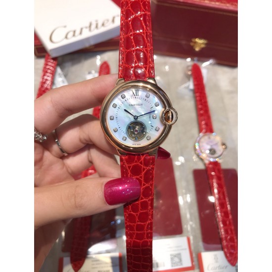 实拍 卡地亚蓝气球系列,陀飞轮机械女表火热上市,纯天然贝壳表盘流露着时尚唯美。机芯飞轮运作一目了然、尽显高贵奢华。直径宽36mm,厚11mm。 实拍 卡地亚蓝气球系列,陀飞轮机械女表火热上市,纯天然贝壳表盘流露着时尚唯美。机芯飞轮运作一目了然、尽显高贵奢华。直径宽36mm,厚11mm。