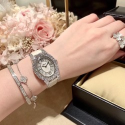 实拍 萧邦  LHEURE DU DIAMANT MEDIUM OVAL 此款LHeure du Diamant 椭圆形切割贝壳雕纹镶钻表盘 环以点缀钻石的表圈 优雅气韵 时尚风格和萧邦精湛的手工艺尽显无遗 光华耀眼