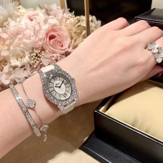 实拍 萧邦 LHEURE DU DIAMANT MEDIUM OVAL 此款LHeure du Diamant 椭圆形切割贝壳雕纹镶钻表盘 环以点缀钻石的表圈 优雅气韵 时尚风格和萧邦精湛的手工艺尽显无遗 光华耀眼 实拍 萧邦 LHEURE DU DIAMANT MEDIUM OVAL 此款LHeure du Diamant 椭圆形切割贝壳雕纹镶钻表盘 环以点缀钻石的表圈 优雅气韵 时尚风格和萧邦精湛的手工艺尽显无遗 光华耀眼