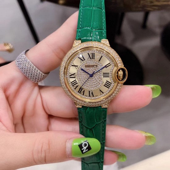 实拍爆款黄金色卡地亚蓝气球满钻系列双排四角钻✨超美人工镶嵌施华洛世奇水晶钻 字面全钻尽显高端品质 鳄鱼纹小牛皮搭配原装折叠扣 方便携带 瑞士石英机芯 百搭尺寸36mm(金玫白可选)适合各种高大上场合❗️ 实拍爆款黄金色卡地亚蓝气球满钻系列双排四角钻✨超美人工镶嵌施华洛世奇水晶钻 字面全钻尽显高端品质 鳄鱼纹小牛皮搭配原装折叠扣 方便携带 瑞士石英机芯 百搭尺寸36mm(金玫白可选)适合各种高大上场合❗️