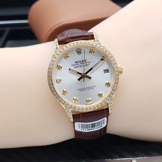 DA出品 2020款劳力士切利尼女款钻圈 31mm完美搭配,经典钻面刻度间隔2条线,细节简单突出钻石,高端大气.搭配零返修821A高端机芯,性能卓越,真牛皮表带夏天透气 给您舒适的佩戴感受 DA出品 2020款劳力士切利尼女款钻圈 31mm完美搭配,经典钻面刻度间隔2条线,细节简单突出钻石,高端大气.搭配零返修821A高端机芯,性能卓越,真牛皮表带夏天透气 给您舒适的佩戴感受