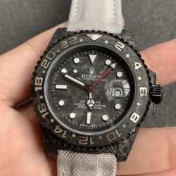 Diw新作勞力士超限量GMT-MASTER II  Diw团队重新制作了碳纤维表壳，同时包含表圈、面盘等零件也全都是碳纤维材质，其中碳纤维表圈上数字刻度首次采用全新碳纤维植丁技术（非填油）塑造丰富视觉层次，质感细腻。透视底盖可清楚展示正反快速调日历的劳力士专属cal.3186机芯。搭配柔软魔术贴表带和一体碳纤维表扣。首批量产提供4种颜色表盘可选，5种不同颜色风格表带。