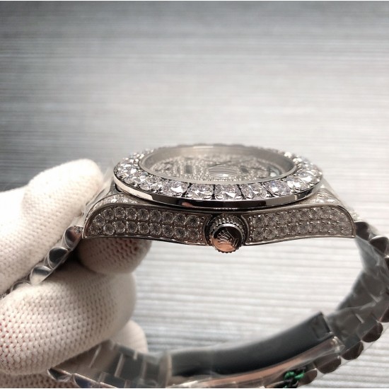 劳力士ROLEX R40 SF Factory 新款Oyster Perpetual Pearlmaster 39(蚝式恒动Pearlmaster 39)腕表,堪为宝石镶嵌腕表系列之瑰宝。 永恒黄金腕表镶嵌最珍稀的钻石,充分展现劳力士在宝石镶嵌方面的非凡技艺。品牌:Rolex劳力士系列:蚝式恒动腕表机芯:全自动机械表带:镶钻精钢表链尺寸:43.5 x 13mm材料:316精钢+蓝宝石玻璃 三杰精致推荐男士机械腕表 SJ为你精心打造超真实实物图拍摄 劳力士ROLEX R40 SF Factory 新款Oyster Perpetual Pearlmaster 39(蚝式恒动Pearlmaster 39)腕表,堪为宝石镶嵌腕表系列之瑰宝。 永恒黄金腕表镶嵌最珍稀的钻石,充分展现劳力士在宝石镶嵌方面的非凡技艺。品牌:Rolex劳力士系列:蚝式恒动腕表机芯:全自动机械表带:镶钻精钢表链尺寸:43.5 x 13mm材料:316精钢+蓝宝石玻璃 三杰精致推荐男士机械腕表 SJ为你精心打造超真实实物图拍摄