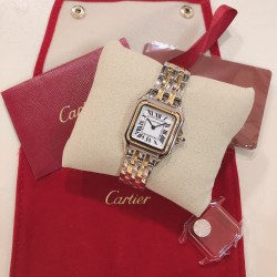 实拍 GF最强女表系列——卡地亚猎豹Panthre de Cartier。华丽而不羁，是Panthre de Cartier猎豹所传达的美学风格。它线条流畅，魅惑动人，柔软服帖于腕间，宛若在肌肤上翩翩起舞。独特的造型彰显成熟优雅、自信动人的女性形象。GF工厂以精湛技艺，原装开模，打造出与正品无异的精美流线表耳，与表壳一体成型。搭载瑞士朗达石英机芯，316L精钢壳套，尺寸：27 x 37毫米，厚度：6毫米，镀银表盘，剑形蓝钢指针，100%三度防水。搭配专柜旅行包装物料。