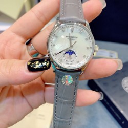 【赵丽颖同款】Longines浪琴 名匠系列女士腕表。全新浪琴名匠月相腕表系列。 诠释女性高贵典雅。精钢表壳直径：34毫米尺寸。官方一致6字位月相1-31日期显示功能。进口石英机芯。三码合一。采用进口头层牛皮、原装蝴蝶扣。珍珠母贝表盘在女表中是运用较多的元素，浪琴为其搭配了12颗钻石时标，将女性魅力发挥到极致。盘面6点钟位置的小表盘显示月相和日期，兼顾实用性和浪漫感，精巧别致。字表盘扫描打版，颜色、“麦粒”格纹深浅、内影字体大小粗细与正品完全一致。
