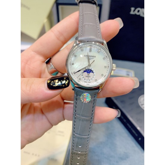 【赵丽颖同款】Longines浪琴 名匠系列女士腕表。全新浪琴名匠月相腕表系列。 诠释女性高贵典雅。精钢表壳直径:34毫米尺寸。官方一致6字位月相1-31日期显示功能。进口石英机芯。三码合一。采用进口头层牛皮、原装蝴蝶扣。珍珠母贝表盘在女表中是运用较多的元素,浪琴为其搭配了12颗钻石时标,将女性魅力发挥到极致。盘面6点钟位置的小表盘显示月相和日期,兼顾实用性和浪漫感,精巧别致。字表盘扫描打版,颜色、“麦粒”格纹深浅、内影字体大小粗细与正品完全一致。 【赵丽颖同款】Longines浪琴 名匠系列女士腕表。全新浪琴名匠月相腕表系列。 诠释女性高贵典雅。精钢表壳直径:34毫米尺寸。官方一致6字位月相1-31日期显示功能。进口石英机芯。三码合一。采用进口头层牛皮、原装蝴蝶扣。珍珠母贝表盘在女表中是运用较多的元素,浪琴为其搭配了12颗钻石时标,将女性魅力发挥到极致。盘面6点钟位置的小表盘显示月相和日期,兼顾实用性和浪漫感,精巧别致。字表盘扫描打版,颜色、“麦粒”格纹深浅、内影字体大小粗细与正品完全一致。