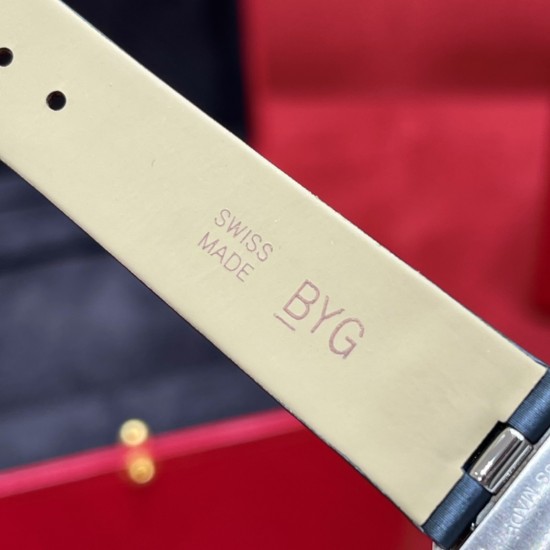 卡地亚 BALLON BLANC DE CARTIER系列 白气球女生梦想中的告白气球,看了很难不心动!石英机芯,表盘直径30mm,蓝宝石玻璃表镜,剑形指针,精钢针扣式~小牛皮表带,阳光射线纹饰效果,配上银白色表盘,满满一圈钻,大气时尚且优雅,独特的表盘四时位镶嵌一颗圆形钻石,带给人一种低调又奢华的感觉!点缀明亮式切割圆钻,勾勒优雅灵动的表圈曲线。真的太适合女生戴啦!相信我,这个超显手白,超级精致,表壳材质: 独家定制原版精钢,镶嵌多颗施华洛世奇明亮式切割圆钻,4时位置镶嵌1颗明亮式切割钻尺寸:30mm 卡地亚 BALLON BLANC DE CARTIER系列 白气球女生梦想中的告白气球,看了很难不心动!石英机芯,表盘直径30mm,蓝宝石玻璃表镜,剑形指针,精钢针扣式~小牛皮表带,阳光射线纹饰效果,配上银白色表盘,满满一圈钻,大气时尚且优雅,独特的表盘四时位镶嵌一颗圆形钻石,带给人一种低调又奢华的感觉!点缀明亮式切割圆钻,勾勒优雅灵动的表圈曲线。真的太适合女生戴啦!相信我,这个超显手白,超级精致,表壳材质: 独家定制原版精钢,镶嵌多颗施华洛世奇明亮式切割圆钻,4时位置镶嵌1颗明亮式切割钻尺寸:30mm