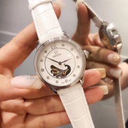 独家欧米茄-OMEGA [玫瑰][玫瑰][玫瑰]女神爆款 经典镂空系列女士机械腕表 采用进口全自动机械机芯 独具一格的孔雀开屏字面，高贵大方，316精钢表壳 超强耐磨矿物质玻璃镜面 真牛皮精致小巧 简约时尚 清秀女神必备[玫瑰][玫瑰][玫瑰]尺寸：直径36mm厚度12mm 请认准独家品质！！