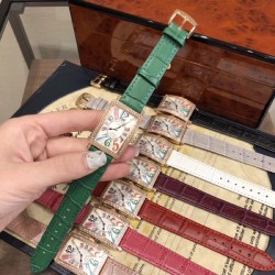 法兰克穆勒 Franck Muller 长岛系列腕表、深受时尚白领及众多明星追捧的顶级品牌，以经典的长方形线条设计呈现、精湛的制表工艺，默默绽放着美丽的光泽。表圈华丽钻石镶嵌，如同精美的王冠，让整款腕表浸润在梦幻清澈的光芒之中。表盘上独特的数字刻度打破常规，流淌着别致的韵律，令人印象深刻。尺寸26mm*45mm*8mm。