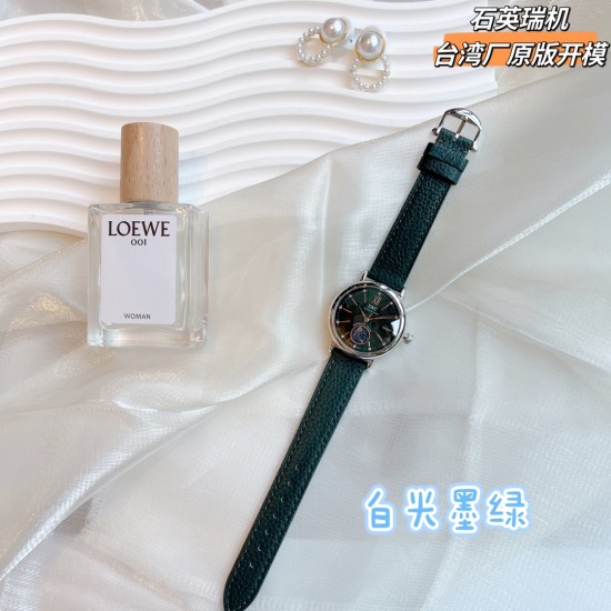 ✨✨IWC万国柏涛菲诺女表 ——昼夜与星辰✨✨,一昼一夜一更替!♥️♥️♥️日月为你转动,把星辰赠予你❤️❤️❤️昼夜显示腕表具有的象征意义,代表着时间的流逝和自然的更迭,日月星辰随时间变化,如太阳随着一天的日出逐渐升起,月亮和星星轮流出现在表盘中,展现腕表的精致和优雅所带有的浪漫色彩,让我们感受到时间的魅力和自然的力量!腕表精致简约,风格百搭,34mm的尺寸更显利落别致,精致美观,也更适合女神的纤细手腕佩戴!内部搭载石英瑞士机芯,蓝宝石玻璃,表带搭配快拆系统! ✨✨IWC万国柏涛菲诺女表 ——昼夜与星辰✨✨,一昼一夜一更替!♥️♥️♥️日月为你转动,把星辰赠予你❤️❤️❤️昼夜显示腕表具有的象征意义,代表着时间的流逝和自然的更迭,日月星辰随时间变化,如太阳随着一天的日出逐渐升起,月亮和星星轮流出现在表盘中,展现腕表的精致和优雅所带有的浪漫色彩,让我们感受到时间的魅力和自然的力量!腕表精致简约,风格百搭,34mm的尺寸更显利落别致,精致美观,也更适合女神的纤细手腕佩戴!内部搭载石英瑞士机芯,蓝宝石玻璃,表带搭配快拆系统!