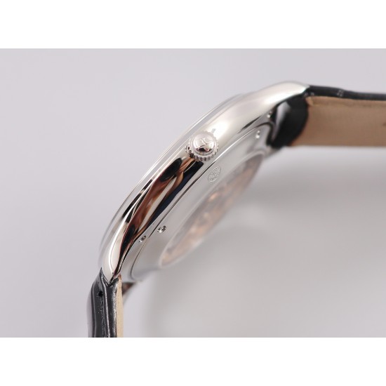 TW出品 积家超薄大师Q1288420系列腕表尺寸: 40mm x 8.0mm 316L精钢 蓝宝石镜面 牛皮表带 折叠扣 防水30米。机芯: 日本9015机芯改Cal.896机芯。TW工厂耗时长达十八个月 积家大师系列 终于出货 原版正品开模 TW不求速度力求把握好每一个细节 阴阳子母指针完全吻合原版设计(一半拉沙一半抛光) 圈口 中壳 底盖三件套同步原装版型 还原正品气质 字面金属放射纹路质感十足 蓝宝石玻璃通透叫板正品 TW出品必属精品,因为用心,所以专业(实力拍,实拍无P图) TW出品 积家超薄大师Q1288420系列腕表尺寸: 40mm x 8.0mm 316L精钢 蓝宝石镜面 牛皮表带 折叠扣 防水30米。机芯: 日本9015机芯改Cal.896机芯。TW工厂耗时长达十八个月 积家大师系列 终于出货 原版正品开模 TW不求速度力求把握好每一个细节 阴阳子母指针完全吻合原版设计(一半拉沙一半抛光) 圈口 中壳 底盖三件套同步原装版型 还原正品气质 字面金属放射纹路质感十足 蓝宝石玻璃通透叫板正品 TW出品必属精品,因为用心,所以专业(实力拍,实拍无P图)