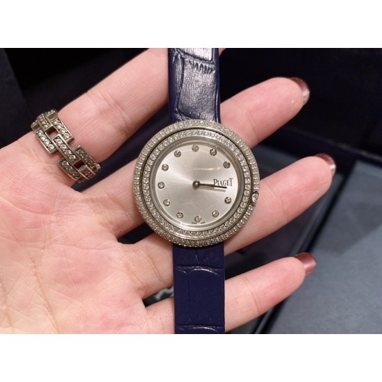 实拍 伯爵-PIAGET 女士腕表 瑞士石英机芯 316L精钢表壳 真牛皮表带 尺寸34*8mm 蓝宝石玻璃镜面 简约的设计,大胆而多彩的配色,以及旋转表圈是伯爵品牌 Possession腕表的特质所在。通过品牌制表师们天马星空的创意,将各个亮色的表带与贵金属、钻石、精钢材质相融,通过圆形盘面的演绎,令全新的 Possession腕表越发闪耀夺目,给人眼前一亮之感。 实拍 伯爵-PIAGET 女士腕表 瑞士石英机芯 316L精钢表壳 真牛皮表带 尺寸34*8mm 蓝宝石玻璃镜面 简约的设计,大胆而多彩的配色,以及旋转表圈是伯爵品牌 Possession腕表的特质所在。通过品牌制表师们天马星空的创意,将各个亮色的表带与贵金属、钻石、精钢材质相融,通过圆形盘面的演绎,令全新的 Possession腕表越发闪耀夺目,给人眼前一亮之感。