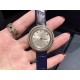 实拍 伯爵-PIAGET 女士腕表 瑞士石英机芯 316L精钢表壳 真牛皮表带 尺寸34*8mm 蓝宝石玻璃镜面 简约的设计,大胆而多彩的配色,以及旋转表圈是伯爵品牌 Possession腕表的特质所在。通过品牌制表师们天马星空的创意,将各个亮色的表带与贵金属、钻石、精钢材质相融,通过圆形盘面的演绎,令全新的 Possession腕表越发闪耀夺目,给人眼前一亮之感。 实拍 伯爵-PIAGET 女士腕表 瑞士石英机芯 316L精钢表壳 真牛皮表带 尺寸34*8mm 蓝宝石玻璃镜面 简约的设计,大胆而多彩的配色,以及旋转表圈是伯爵品牌 Possession腕表的特质所在。通过品牌制表师们天马星空的创意,将各个亮色的表带与贵金属、钻石、精钢材质相融,通过圆形盘面的演绎,令全新的 Possession腕表越发闪耀夺目,给人眼前一亮之感。