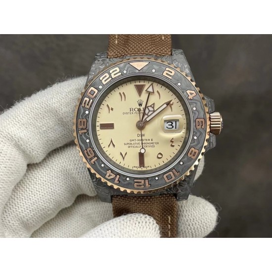 Diw新作勞力士超限量中东版 GMT-MASTER II Diw团队重新制作了碳纤维表壳,同时包含表圈、面盘等零件也全都是碳纤维材质,其中碳纤维表圈上数字刻度首次采用全新碳纤维植丁技术(非填油)塑造丰富视觉层次,质感细腻。透视底盖可清楚展示正反快速调日历的劳力士专属cal.3186机芯。搭配柔软魔术贴表带和一体碳纤维表扣。首批量产提供4种颜色表盘可选,5种不同颜色风格表带。 Diw新作勞力士超限量中东版 GMT-MASTER II Diw团队重新制作了碳纤维表壳,同时包含表圈、面盘等零件也全都是碳纤维材质,其中碳纤维表圈上数字刻度首次采用全新碳纤维植丁技术(非填油)塑造丰富视觉层次,质感细腻。透视底盖可清楚展示正反快速调日历的劳力士专属cal.3186机芯。搭配柔软魔术贴表带和一体碳纤维表扣。首批量产提供4种颜色表盘可选,5种不同颜色风格表带。