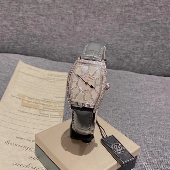 ♥️法兰克穆勒-Franck Muller(FM),sunrise系列 采用316L 精钢表壳 CNC加工抛光表壳,全壳PVP真空电镀持色更久。底盖与表壳无缝拼接,精雕成形,扣子底部以及底盖内部延续法穆兰标志字体雕刻清晰!搭配制作过程相当复杂的拱形表盘 表盘由12块珍珠贝构成铺满光华美钻与珍珠贝母辉映 表壳尺寸32x43mm 厚度约9mm ♥️法兰克穆勒-Franck Muller(FM),sunrise系列 采用316L 精钢表壳 CNC加工抛光表壳,全壳PVP真空电镀持色更久。底盖与表壳无缝拼接,精雕成形,扣子底部以及底盖内部延续法穆兰标志字体雕刻清晰!搭配制作过程相当复杂的拱形表盘 表盘由12块珍珠贝构成铺满光华美钻与珍珠贝母辉映 表壳尺寸32x43mm 厚度约9mm
