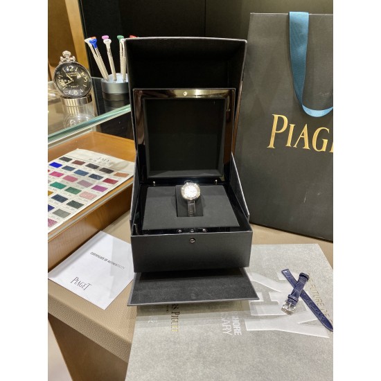全网女生听我的!买它…❤️。 伯爵“时来运转”顶级奢侈品入门款精致的 29mm尺寸大小!第一眼看到它的时候我一眼就中,首先是外观设计足够百搭,➕上外层一圈可来回转动 很有寓意、一起“转动,遇见非凡”。上手很秀气,彩色鳄鱼皮可轻松拆卸 看上去就高端,机芯采用瑞士进口石英机芯,螺旋式表圈316L精钢打磨抛光 表面光亮如镜、表盘内圈钻石刻度 11颗⭕️圆形美钻(约0.07克拉)外圈一颗圆形美钻(约0.05克拉) 全网女生听我的!买它…❤️。 伯爵“时来运转”顶级奢侈品入门款精致的 29mm尺寸大小!第一眼看到它的时候我一眼就中,首先是外观设计足够百搭,➕上外层一圈可来回转动 很有寓意、一起“转动,遇见非凡”。上手很秀气,彩色鳄鱼皮可轻松拆卸 看上去就高端,机芯采用瑞士进口石英机芯,螺旋式表圈316L精钢打磨抛光 表面光亮如镜、表盘内圈钻石刻度 11颗⭕️圆形美钻(约0.07克拉)外圈一颗圆形美钻(约0.05克拉)