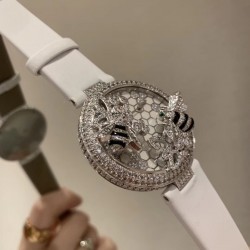 ❤️卡地亚C家白色小蜜蜂创意宝石系列当时看到第一眼就觉得超级可爱！喜欢的赶快拿下吧！整只蜜蜂都是纯手工缝制施华洛钻！光是蜜蜂的大小就调了N次！瑞士石英机芯！40mm的表盘！表带绢丝也是采用原版一致的小薄绒绢丝表带 颜色也是刚刚好的好看！光是为了对版就花费了多少心血 不过换来都是值得的！可以说它是非常完美了！❤️